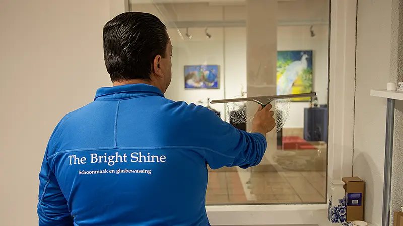 The Bright Shine - schoonmaakbedrijf - Glazen wassen binnen - separatieglas - kantoor - museum